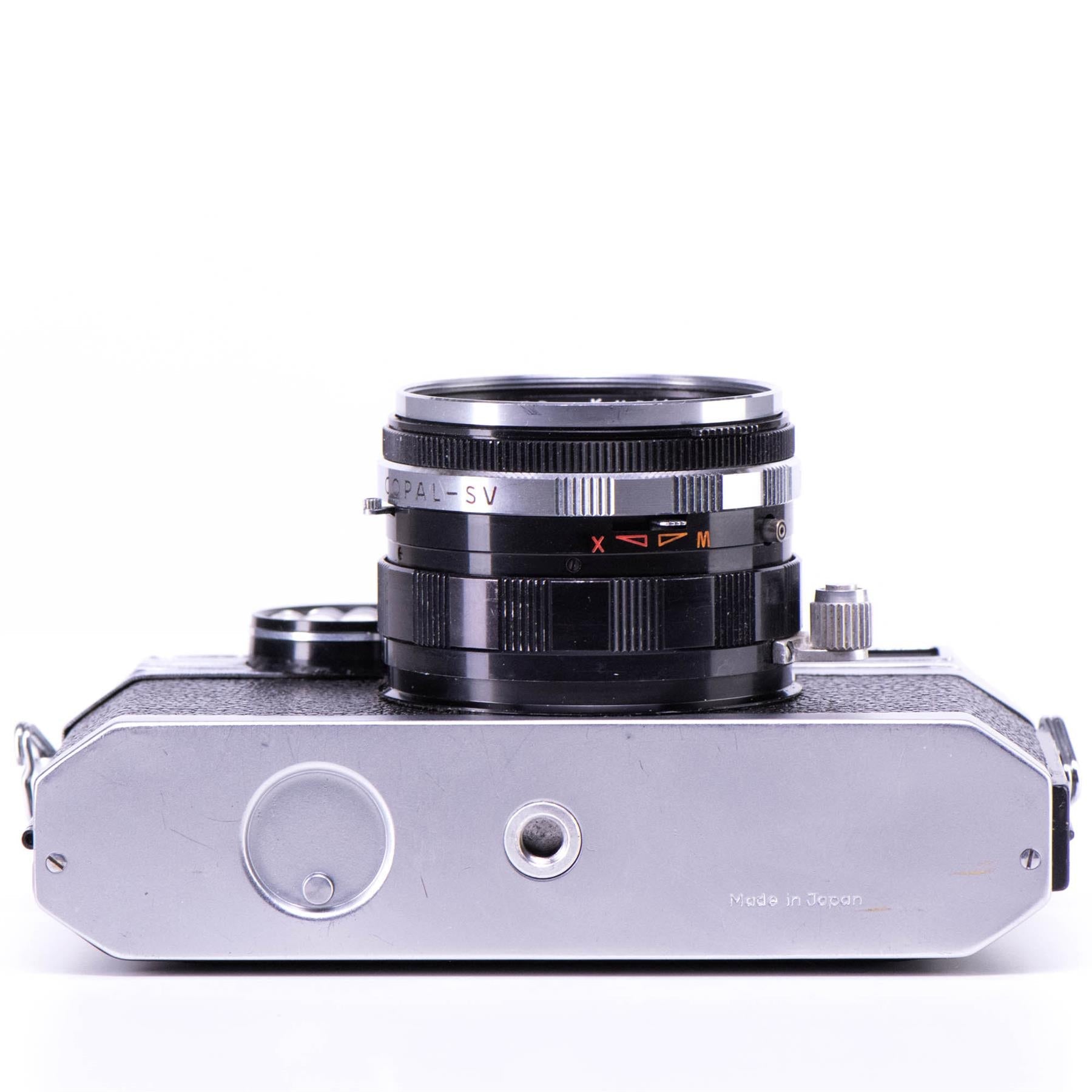 Petri E.Bn Camera | Orikkor 45mm f1.9 lens | White | Japan | 1960