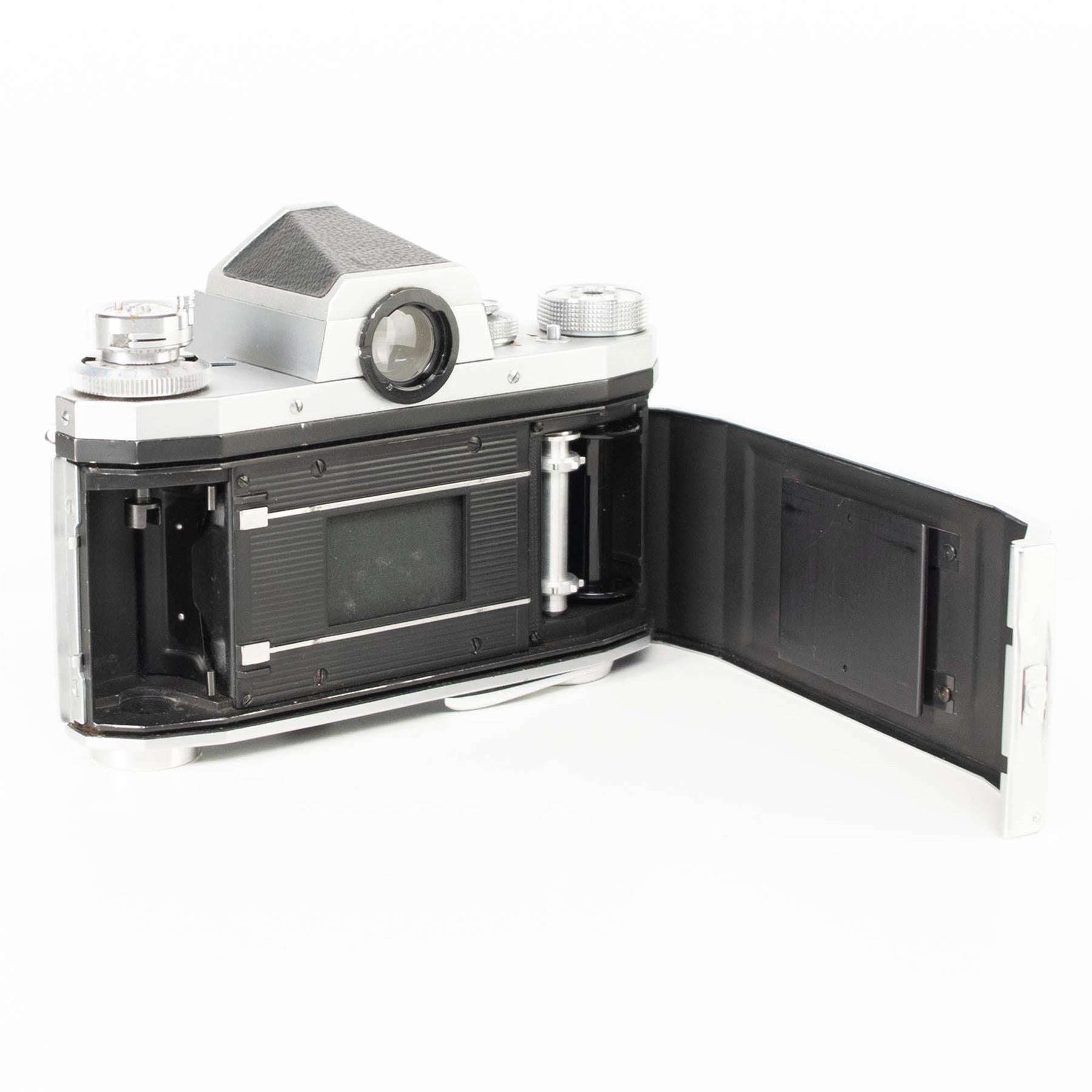 Praktica IV B Camera | Tessar 50mm f2.8 lens | M42 | White | G.D.R | 1961 - 1964