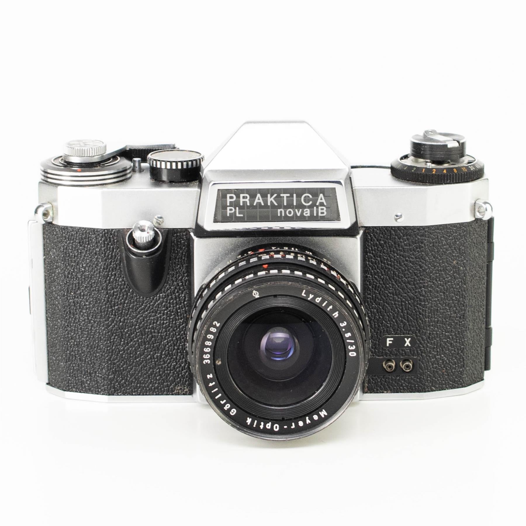 Praktica PL nova 1B Camera | 30mm f3.5 lens | M42 | White | G.D.R | 1967 - 1975